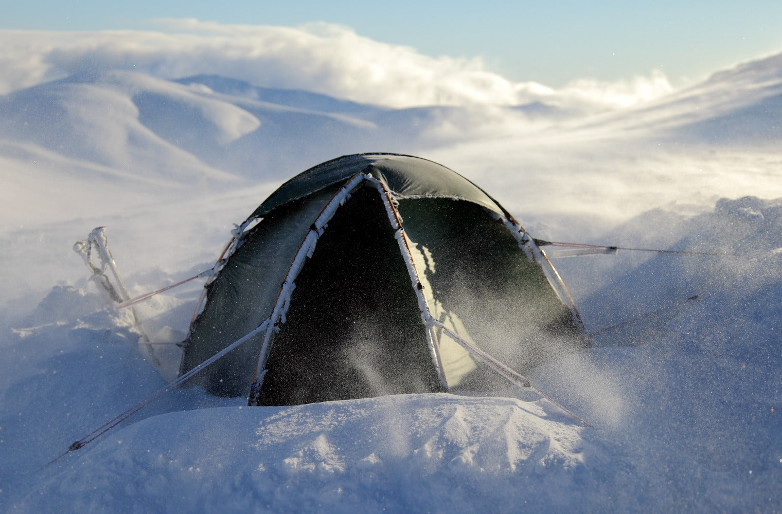 Grünes Hilleberg Soulo im Tiefschnee aufgestellt