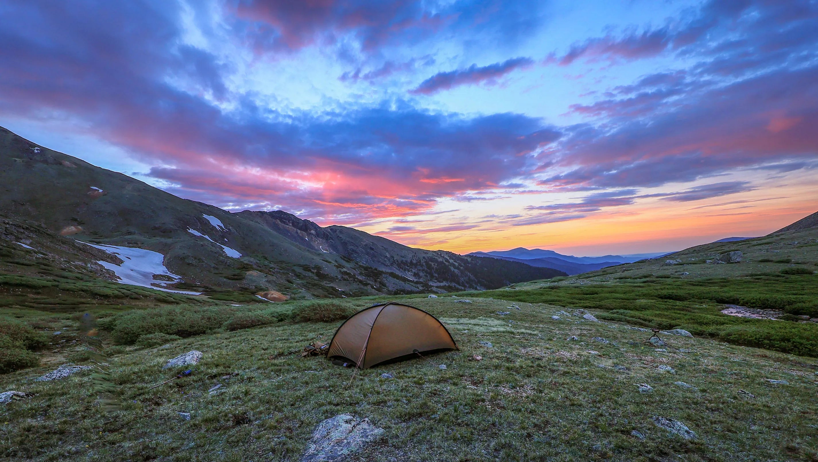 Hilleberg-Zelt, auf einem Berghang bei Sonnenuntergang aufgestellt